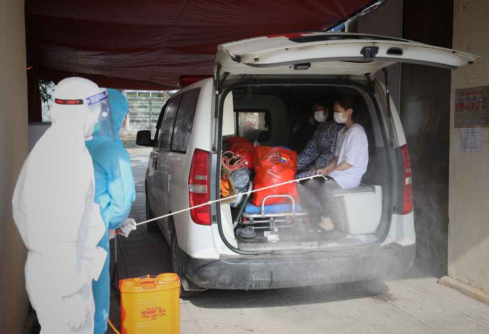 3 ca dương tính được ưu tiên bỏ phiếu sau đó được đưa đi điều trị tại Trường Đại học Nông lâm. (Ảnh: Danh Lam/TTXVN)