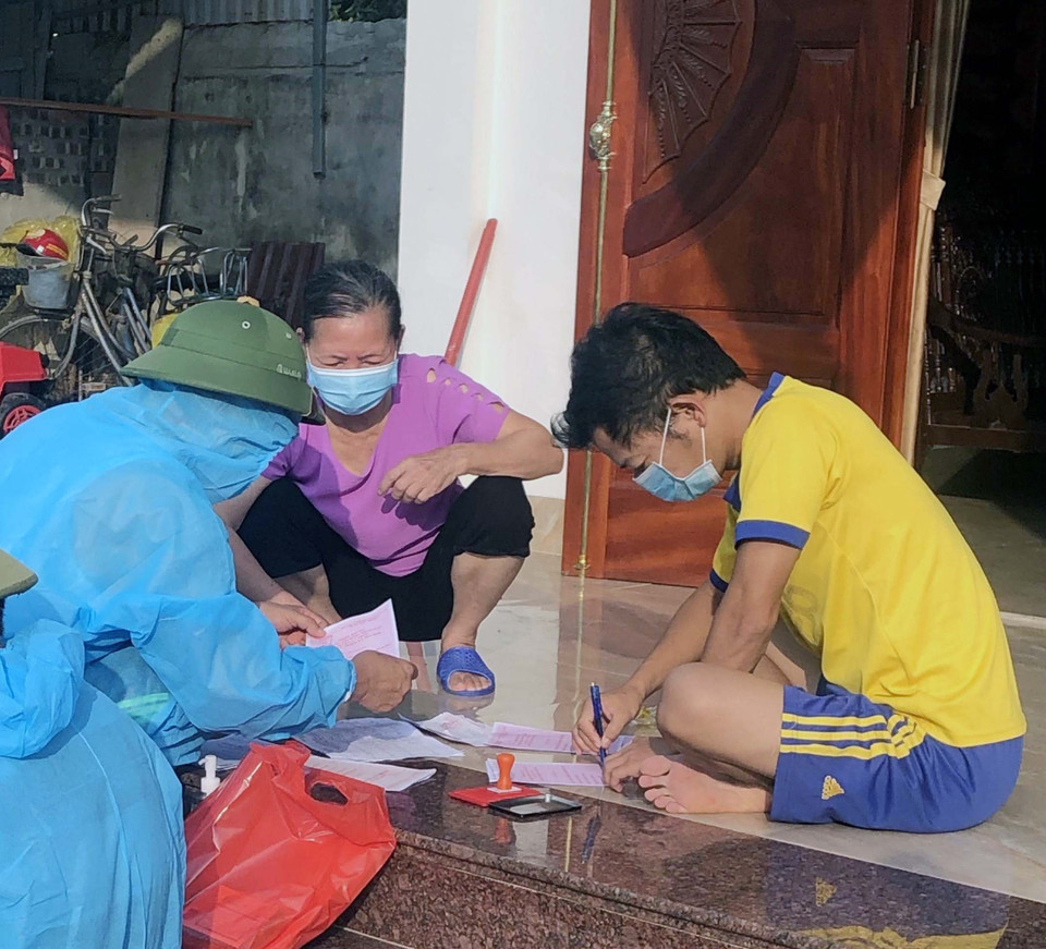 Các cử tri được thực hiện bầu cử rất "đặc biệt" tại thôn Quan Nhân, xã Đạo Lý, huyện Lý Nhân, Hà Nam. (Ảnh: Đại Nghĩa/TTXVN)