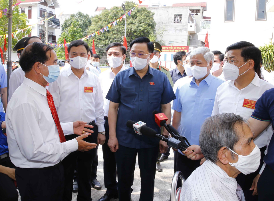 Chủ tịch Quốc hội Vương Đình Huệ thăm, kiểm tra công tác bầu cử tại Khu vực bỏ phiếu số 6, phường Trần Nguyên Hãn, Thành phố Bắc Giang, tỉnh Bắc Giang. (Ảnh: Doãn Tấn/TTXVN)