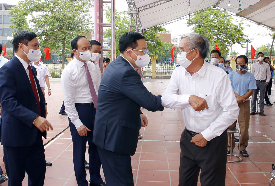 Chủ tịch Quốc hội Vương Đình Huệ với cử tri khu vực bỏ phiếu số 8, xã Kim Chung, huyện Đông Anh, Hà Nội. (Ảnh: Doãn Tấn/TTXVN)