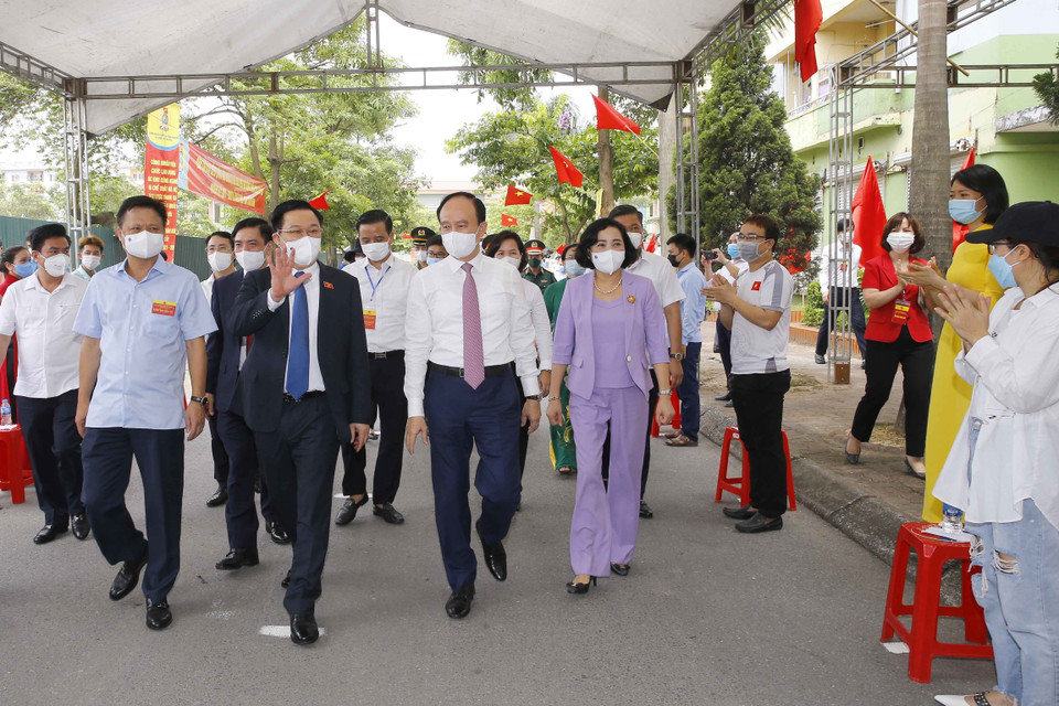 Chủ tịch Quốc hội Vương Đình Huệ kiểm tra công tác bầu cử tại khu vực bỏ phiếu số 8, Kim Chung, huyện Đông Anh, Hà Nội. (Ảnh: Doãn Tấn/TTXVN)