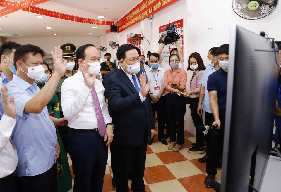 Chủ tịch Quốc hội Vương Đình Huệ trao đổi, chia sẻ những khó khăn với bác sĩ đang làm nhiệm vụ tại Bệnh viện Bệnh nhiệt đới Trung ương cơ sở 2 Đông Anh. (Ảnh: Doãn Tấn/TTXVN)