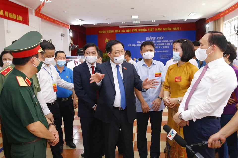 Chủ tịch Quốc hội Vương Đình Huệ kiểm tra công tác bầu cử tại khu vực bỏ phiếu số 8 (Điểm sinh hoạt văn hóa công cộng -Khu nhà ở công nhân), Kim Chung, huyện Đông Anh, Hà Nội. (Ảnh: Doãn Tấn/TTXVN)