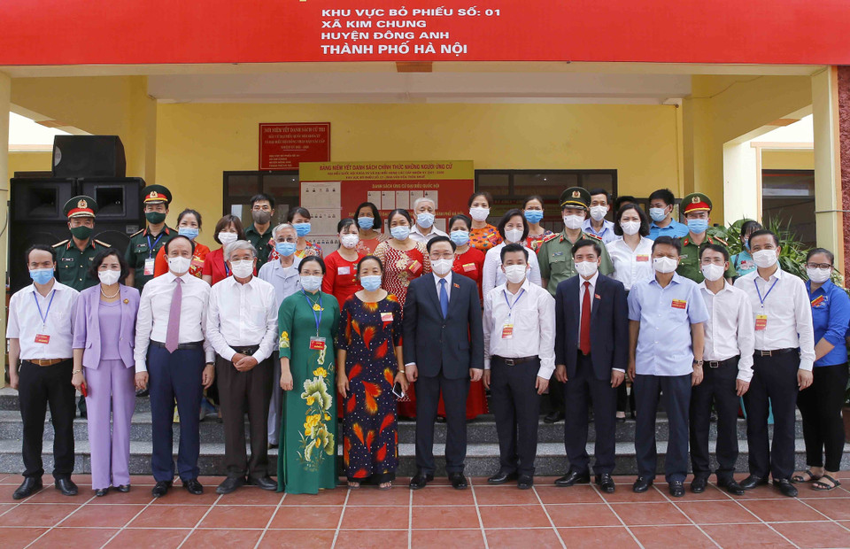 Chủ tịch Quốc hội Vương Đình Huệ cán bộ xã, thành viên Ban bầu cử tại khu vực bỏ phiếu số 8, xã Kim Chung, huyện Đông Anh, Hà Nội. (Ảnh: Doãn Tấn/TTXVN)