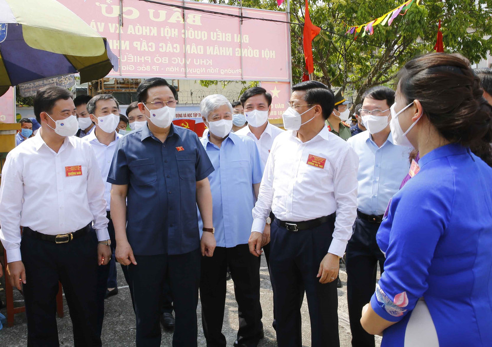 Chủ tịch Quốc hội Vương Đình Huệ thăm, kiểm tra công tác bầu cử tại Khu vực bỏ phiếu số 6, phường Trần Nguyên Hãn, Thành phố Bắc Giang, tỉnh Bắc Giang. (Ảnh: Doãn Tấn/TTXVN)