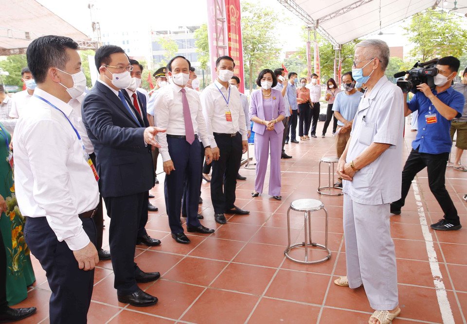 Chủ tịch Quốc hội Vương Đình Huệ trao đổi với cử tri tại khu vực bỏ phiếu số 8, xã Kim Chung, huyện Đông Anh, Hà Nội. (Ảnh: Doãn Tấn/TTXVN)