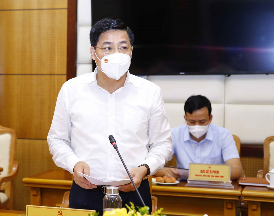 Bí thư Tỉnh ủy Bắc Giang Dương Văn Thái báo cáo tình hình bầu cử đại biểu Quốc hội khóa XV và Hội đồng nhân dân các cấp nhiệm kỳ 2021-2026 và công tác phòng, chống dịch Covid-19 trên địa bàn tỉnh Bắc Giang. (Ảnh: Doãn Tấn/TTXVN)