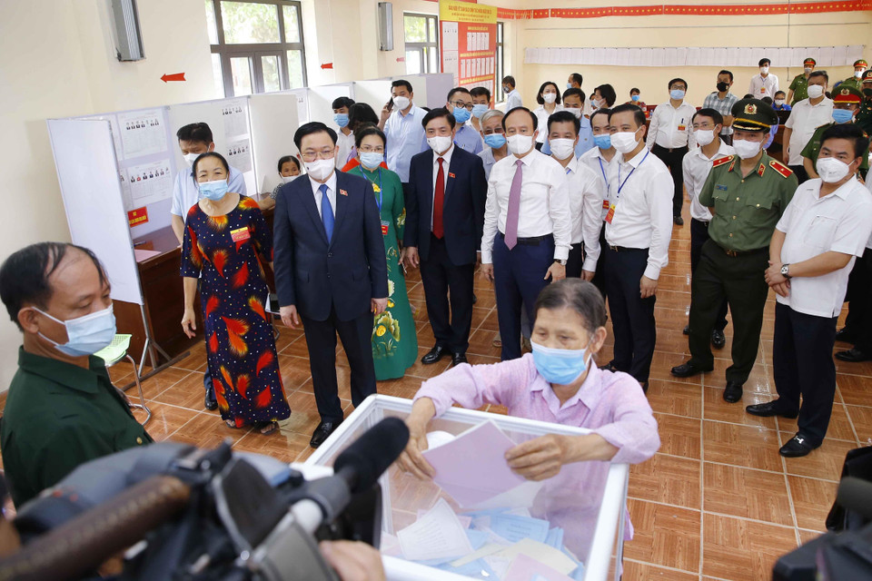 Chủ tịch Quốc hội Vương Đình Huệ chứng kiến cử tri bỏ phiếu tại khu vực bỏ phiếu số 8, xã Kim Chung, huyện Đông Anh, Hà Nội. (Ảnh: Doãn Tấn/TTXVN)