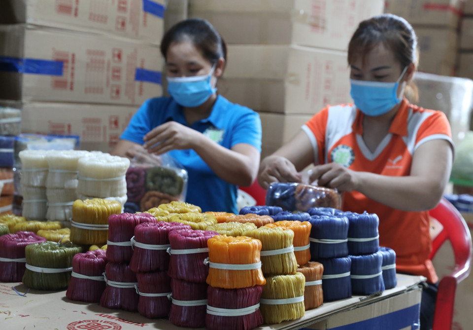 Đóng gói sản phẩm Mỳ Chũ tại Hợp tác xã sản xuất Mỳ Chũ Xuân Trường, xã Nam Dương, huyện Lục Ngạn (Bắc Giang). (Ảnh: Danh Lam/TTXVN)