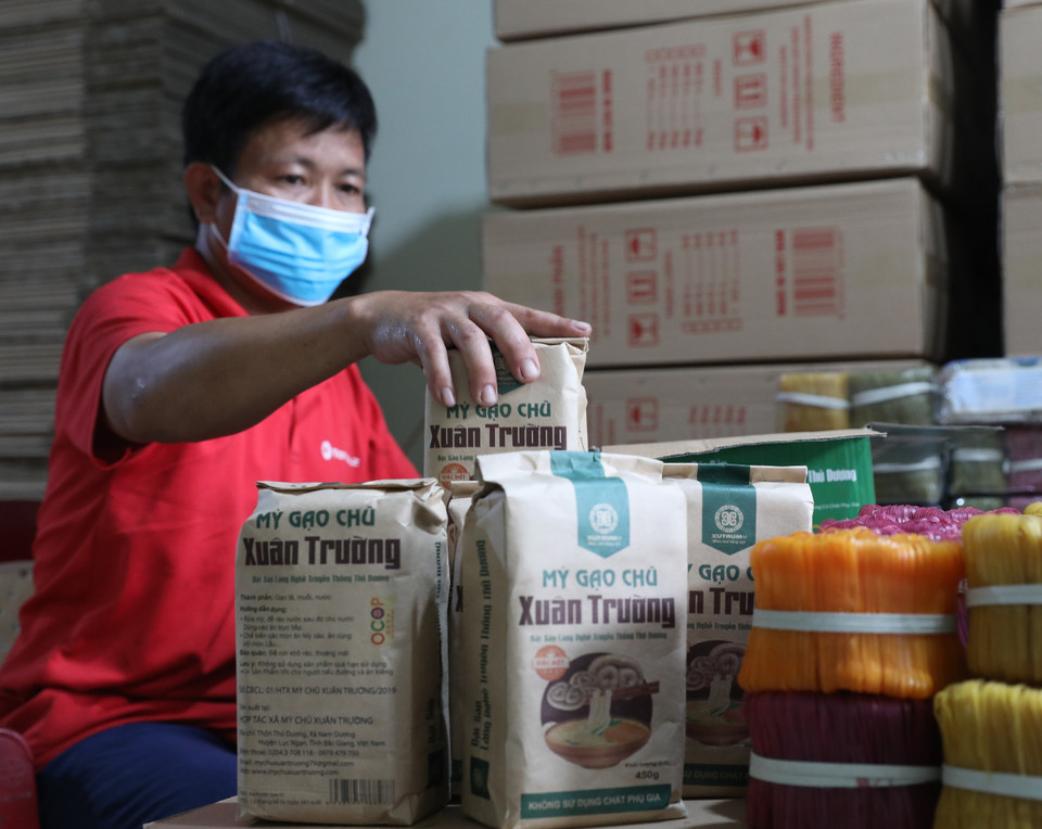 Mẫu mã bao bì thân thiện với môi trường đã được ứng dụng trong dây chuyền đóng gói sản phẩm Mỳ Chũ tại Hợp tác xã sản xuất Mỳ Chũ Xuân Trường, xã Nam Dương, huyện Lục Ngạn (Bắc Giang). (Ảnh: Danh Lam/TTXVN)