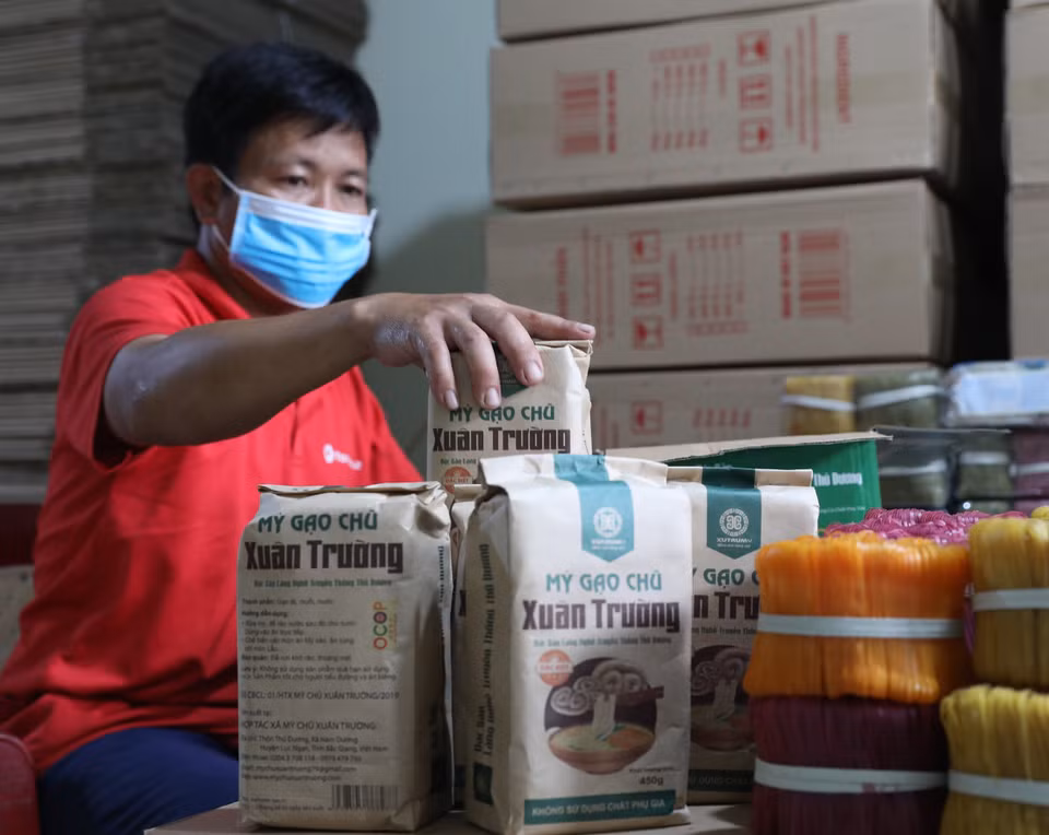 Mẫu mã bao bì thân thiện với môi trường đã được ứng dụng trong dây chuyền đóng gói sản phẩm Mỳ Chũ tại Hợp tác xã sản xuất Mỳ Chũ Xuân Trường, xã Nam Dương, huyện Lục Ngạn (Bắc Giang). (Ảnh: Danh Lam/TTXVN)