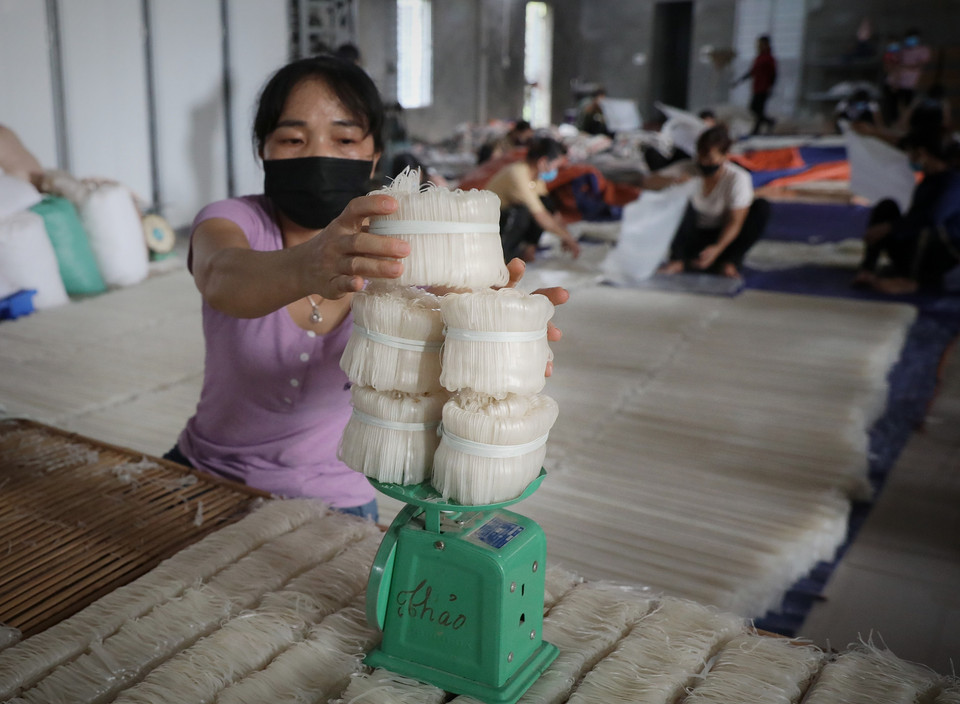 Để sản phẩm Mỳ Chũ phát triển hơn nữa, địa phương đã có nhiều chính sách hỗ trợ như: xây dựng website bán hàng, đầu tư, nâng cấp chuyển giao thiết bị, công nghệ, tem truy xuất nguồn gốc sản phẩm… (Ảnh: Danh Lam/TTXVN)