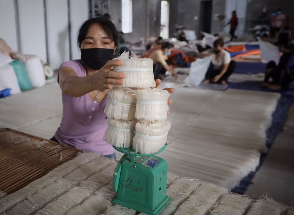 Để sản phẩm Mỳ Chũ phát triển hơn nữa, địa phương đã có nhiều chính sách hỗ trợ như: xây dựng website bán hàng, đầu tư, nâng cấp chuyển giao thiết bị, công nghệ, tem truy xuất nguồn gốc sản phẩm… (Ảnh: Danh Lam/TTXVN)