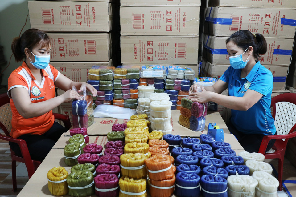 Các sản phẩm từ Mỳ Chũ cũng được đa dạng với nhiều mẫu mã đẹp đảm bảo chất lượng an toàn vệ sinh thực phẩm và thân thiện với môi trường hơn. (Ảnh: Danh Lam/TTXVN)