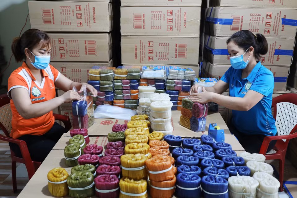 Các sản phẩm từ Mỳ Chũ cũng được đa dạng với nhiều mẫu mã đẹp đảm bảo chất lượng an toàn vệ sinh thực phẩm và thân thiện với môi trường hơn. (Ảnh: Danh Lam/TTXVN)