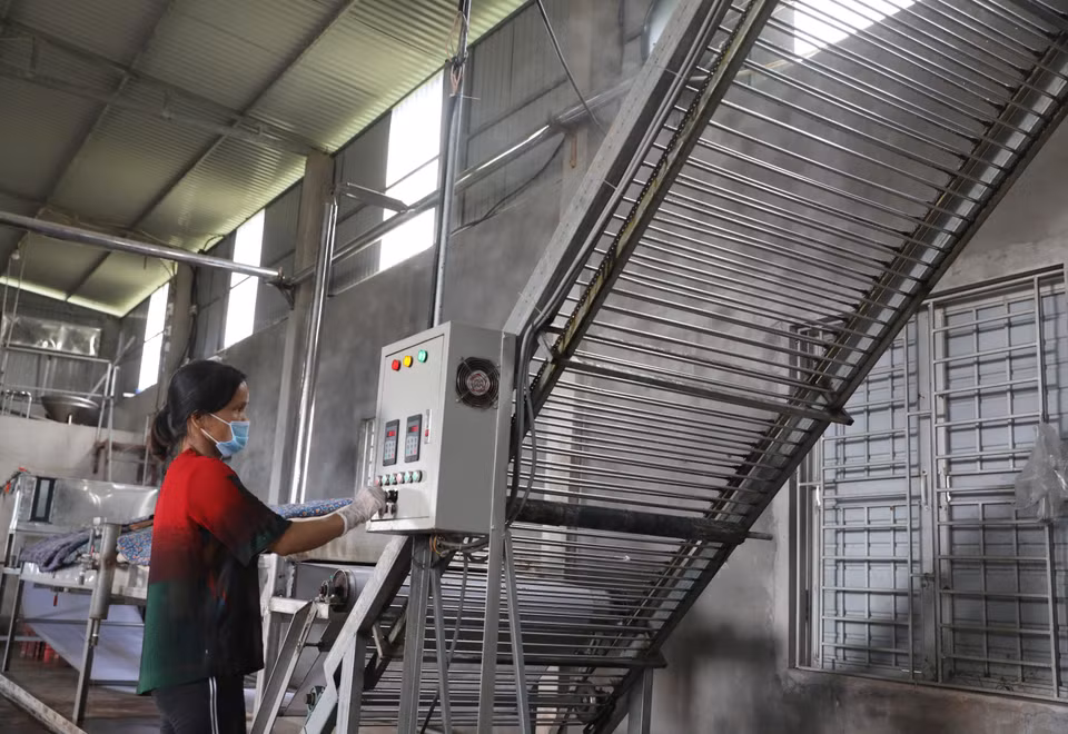 Dây chuyền sản xuất được đầu tư hiện đại, công nghệ mới góp phần đưa sản phẩm Mỳ Chũ xuất khẩu ra thế giới. (Ảnh: Danh Lam/TTXVN)