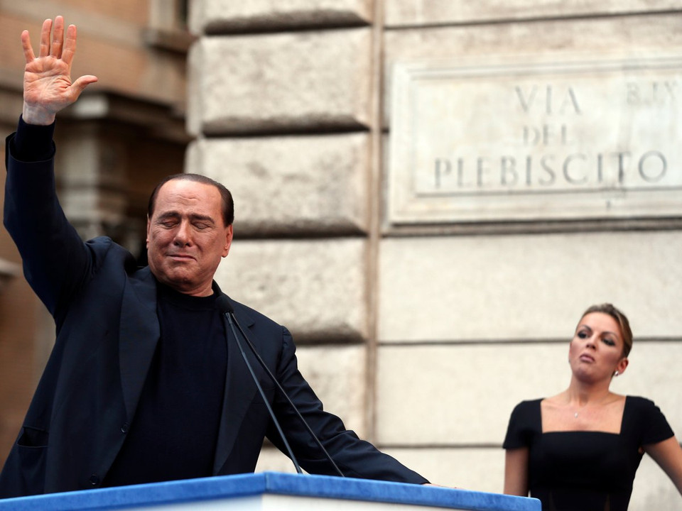 Cựu Thủ tướng Italy Silvio Berlusconi vẫy chào những người ủng hộ đang tập trung bên ngoài dinh Thủ tướng ở Roma để phản đối phán quyết ông này gian lận thuế. (Ảnh: Reuters)