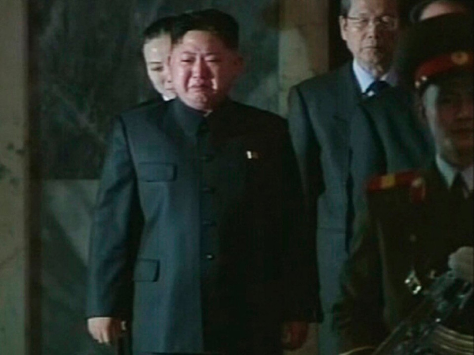Nhà lãnh đạo Triều Tiên Kim Jong Un khóc trong đám tang cố Chủ tịch Triều Tiên Kim Jong Il tại Bình Nhưỡng. (Ảnh: Reuters)