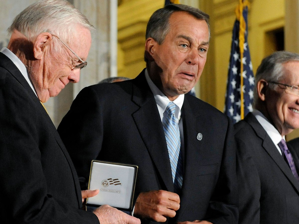 Cựu Chủ tịch Hạ viện Mỹ John Boehner bật khóc khi trao huy chương danh dự cho phi hành gia Neil Armstrong (trái). (Ảnh: Reuters)