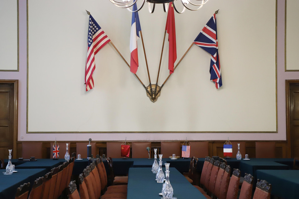 Hình ảnh lá cờ Liên Xô và các đồng minh trong "căn phòng đầu hàng" ở Viện bảo tàng Đức-Nga. (Ảnh: Mạnh Hùng/TTXVN)