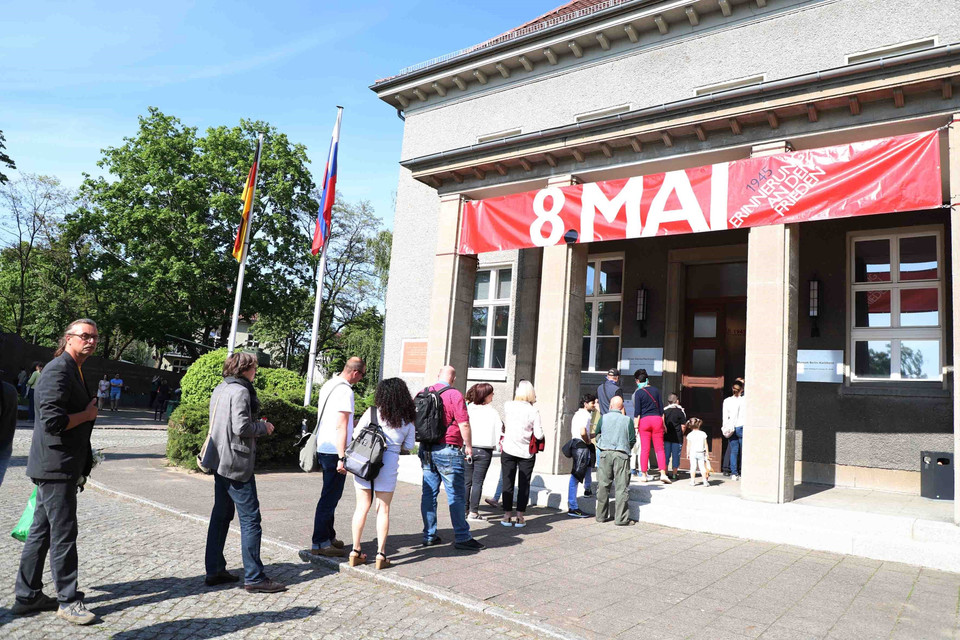 Người dân xếp hàng tham quan Viện bảo tàng Đức-Nga tại Berlin. (Ảnh: Mạnh Hùng/TTXVN)