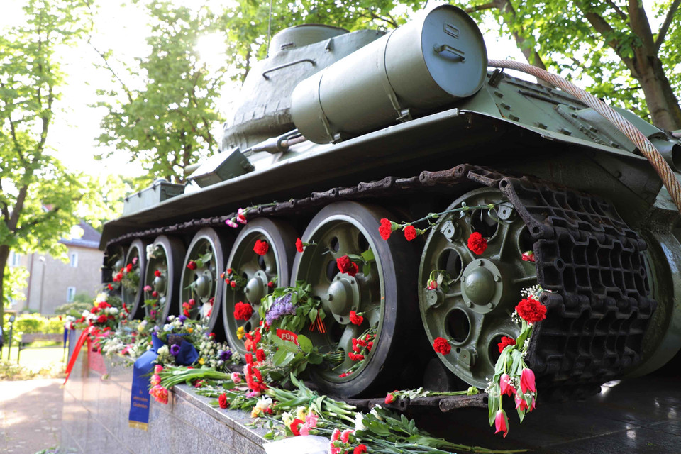  Người dân đặt hoa bên chiếc xe tăng của Hồng quân Liên Xô. (Ảnh: Mạnh Hùng/TTXVN)