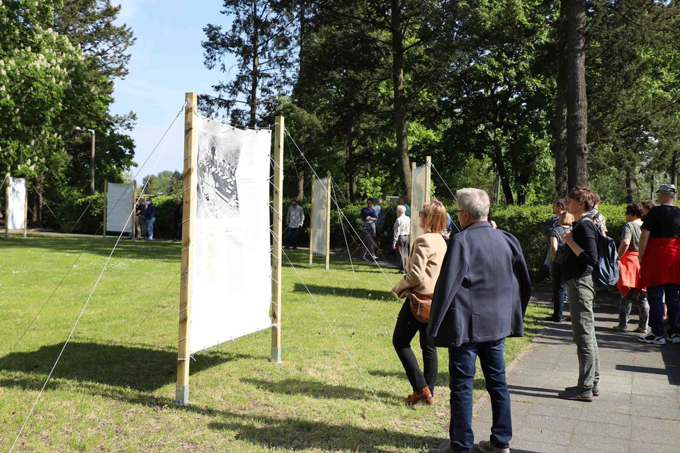 Người dân tới xem triển lãm ảnh về chiến tranh trong khuôn viên Viện bảo tàng Đức-Nga ở Berlin. (Ảnh: Mạnh Hùng/TTXVN)
