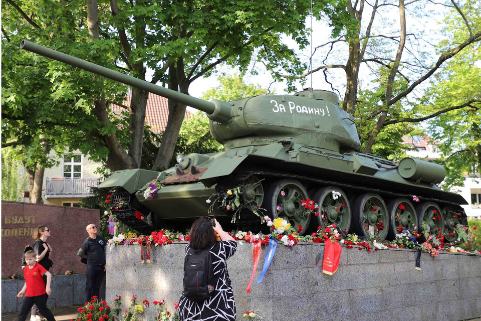 Chiếc xe tăng T34 của Hồng quân Liên Xô mang dòng chữ "Vì Tổ quốc" bằng tiếng Nga trên tháp pháo. (Ảnh: Mạnh Hùng/TTXVN)