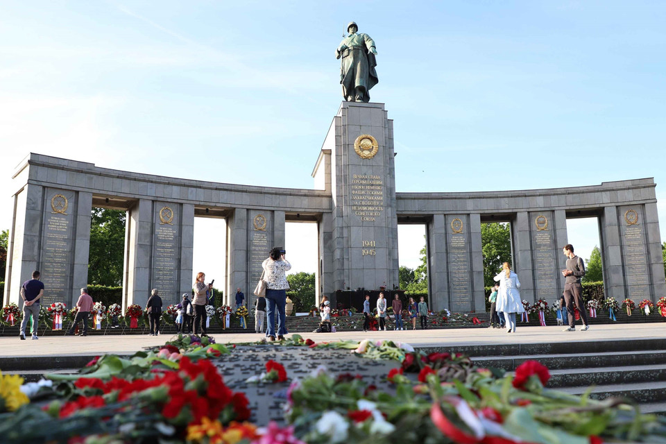 Tượng đài Chiến tranh Xô viết nằm ngay bên Cổng thành Brandenburg lịch sử ở Berlin. (Ảnh: Mạnh Hùng/TTXVN)