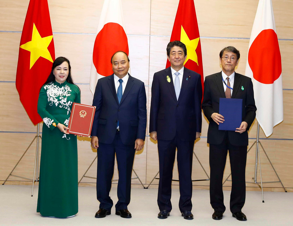 Thủ tướng Nguyễn Xuân Phúc và Thủ tướng Nhật Bản Abe Shinzo chứng kiến Lễ trao đổi Bản ghi nhớ hợp tác giữa Bộ Y tế Việt Nam và Văn phòng Chính sách y tế thuộc Ban Thư ký nội các Chính phủ Nhật Bản, Bộ Y tế, Lao động và Phúc lợi và Bộ Kinh tế, Thương mại và Công nghiệp Nhật Bản trong lĩnh vực chăm sóc sức khỏe. (Ảnh: Thống Nhất/TTXVN)