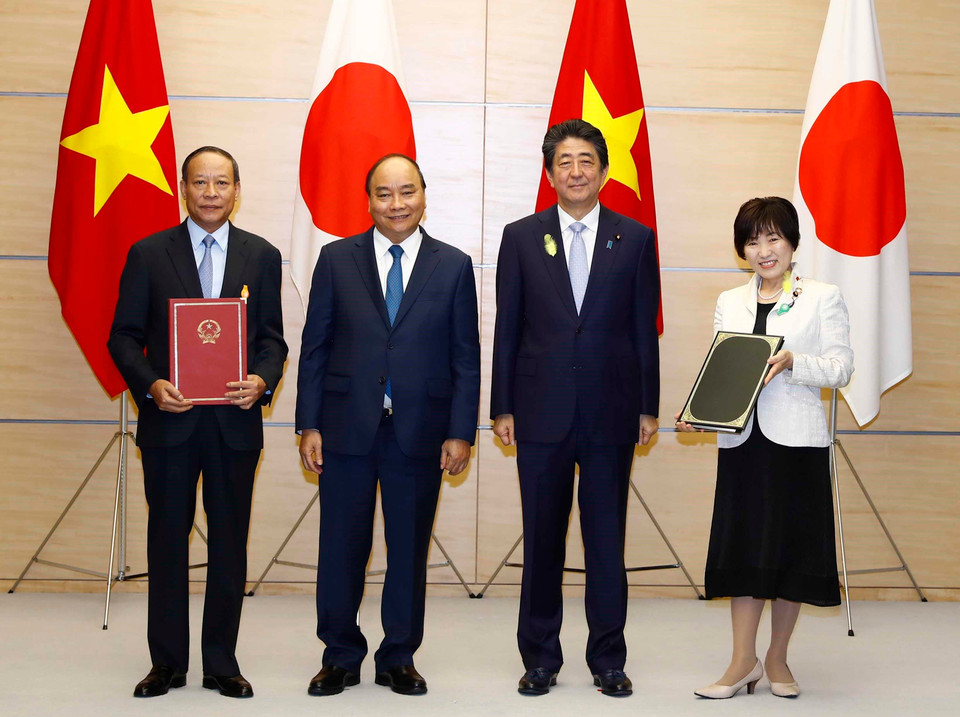 Thủ tướng Nguyễn Xuân Phúc và Thủ tướng Nhật Bản Abe Shinzo chứng kiến Lễ trao đổi Hiệp định giữa Cộng hòa XHCN Việt Nam và Nhật Bản về chuyển giao người bị kết án phạt tù. (Ảnh: Thống Nhất/TTXVN)