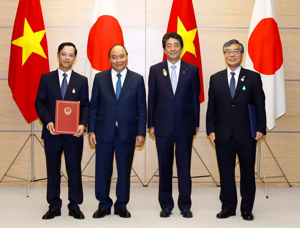 Thủ tướng Nguyễn Xuân Phúc và Thủ tướng Nhật Bản Abe Shinzo chứng kiến Lễ trao đổi Bản ghi nhớ về việc tiếp tục các hoạt động nhằm hợp tác hướng tới mô hình KOSEN tại Việt Nam. (Ảnh: Thống Nhất/TTXVN)