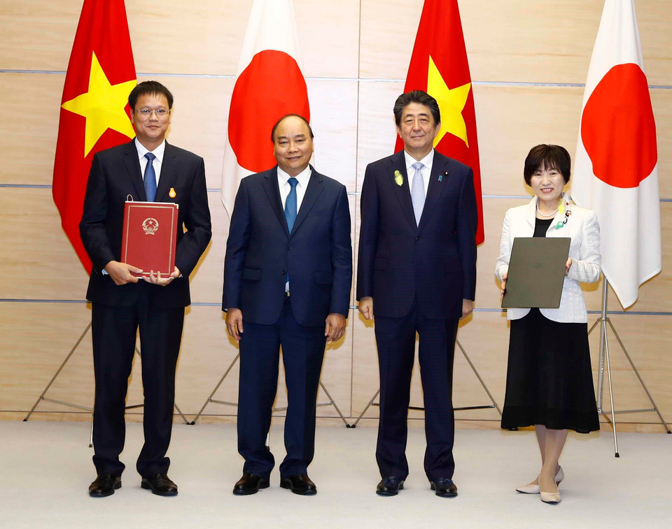 Thủ tướng Nguyễn Xuân Phúc và Thủ tướng Nhật Bản Abe Shinzo chứng kiến Lễ trao đổi Công hàm giữa Chính phủ nước Cộng hòa XHCN Việt Nam và Chính phủ Nhật Bản liên quan đến khoản viện trợ không hoàn lại cho Dự án học bổng phát triển nguồn nhân lực (JDS). (Ảnh: Thống Nhất/TTXVN)