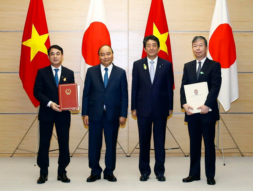 Thủ tướng Nguyễn Xuân Phúc và Thủ tướng Nhật Bản Abe Shinzo chứng kiến Lễ trao Hợp đồng vay vốn tài trợ các dự án năng lượng tái tạo giữa Vietcombank và JBIC. (Ảnh: Thống Nhất/TTXVN)