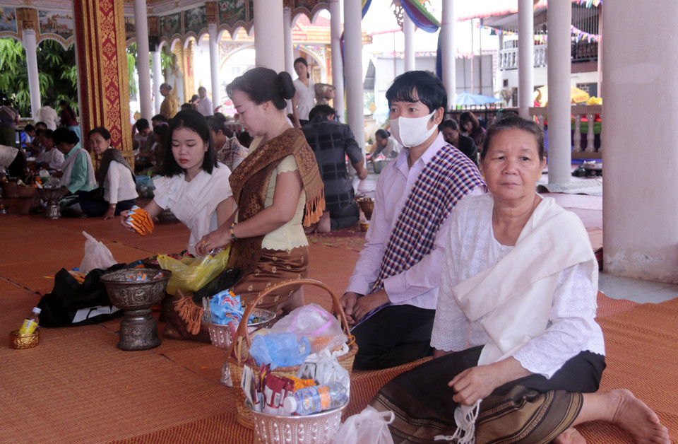 Đông đảo người dân đến chùa từ sớm để giữ chỗ chờ đến giờ hành lễ. (Ảnh: Phạm Kiên/Vietnam+)