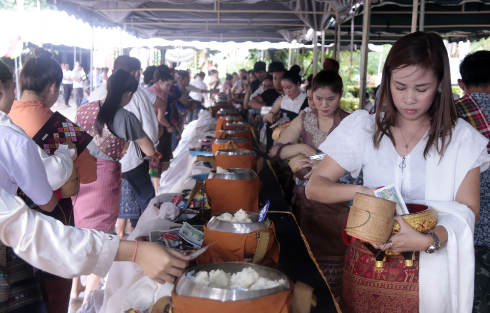 Người dân Vientiane dâng lễ cho các nhà sư và những người đã khuất.(Ảnh: Phạm Kiên/Vietnam+)