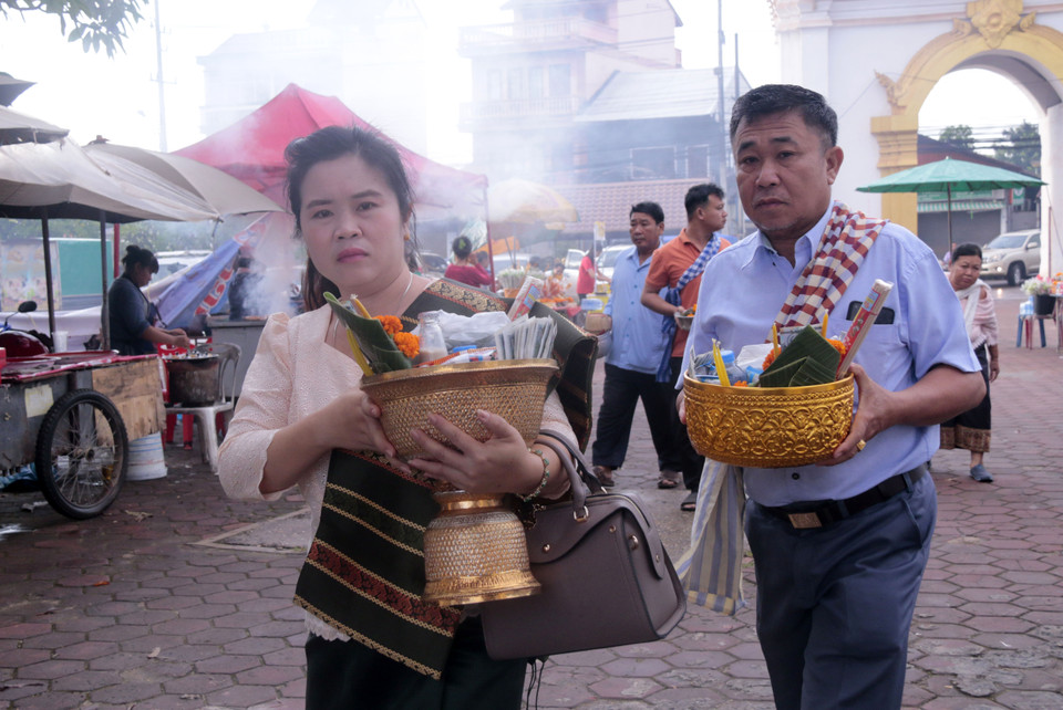 Một đôi vợ chồng đang cùng nhau đến chùa để tham dự Okphansa tại thủ đô Vientiane. (Ảnh: Phạm Kiên/Vietnam+)