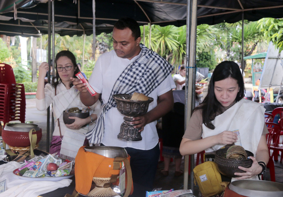 Không chỉ thu hút sự tham gia của người Lào, nhiều người nước ngoài đang sinh sống ở thủ đô Vientiane cũng rất thích thú khi được tham gia các nghi thức trong Bun Okphansa.(Ảnh: Phạm Kiên/Vietnam+)