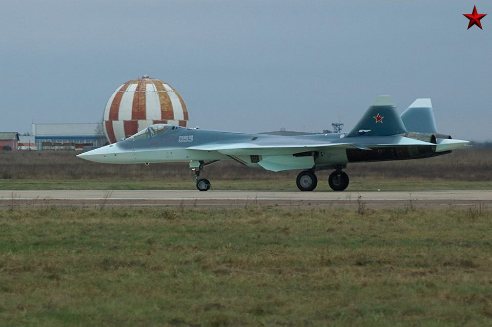 Sukhoi T-50 chạy đà trên đường băng để chuẩn bị cất cánh. (Ảnh: Sukhoi)