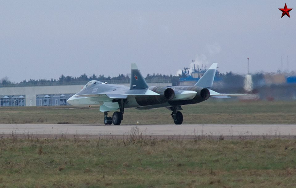 Sukhoi T-50 chạy đà trên đường băng để chuẩn bị cất cánh. (Ảnh: Sukhoi)