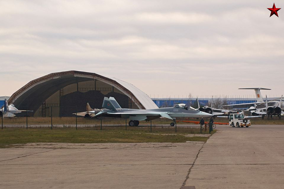 Sukhoi T-50 được kéo ra đường băng để chuẩn bị chuyến bay thử nghiệm. (Ảnh: Sukhoi)
