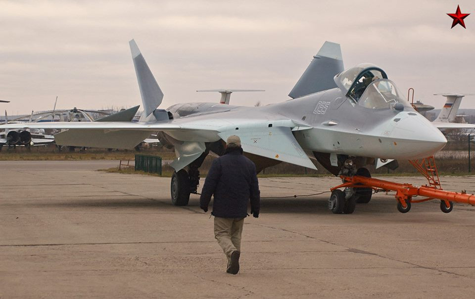 Sukhoi T-50 được kéo ra đường băng để chuẩn bị chuyến bay thử nghiệm. (Ảnh: Sukhoi)