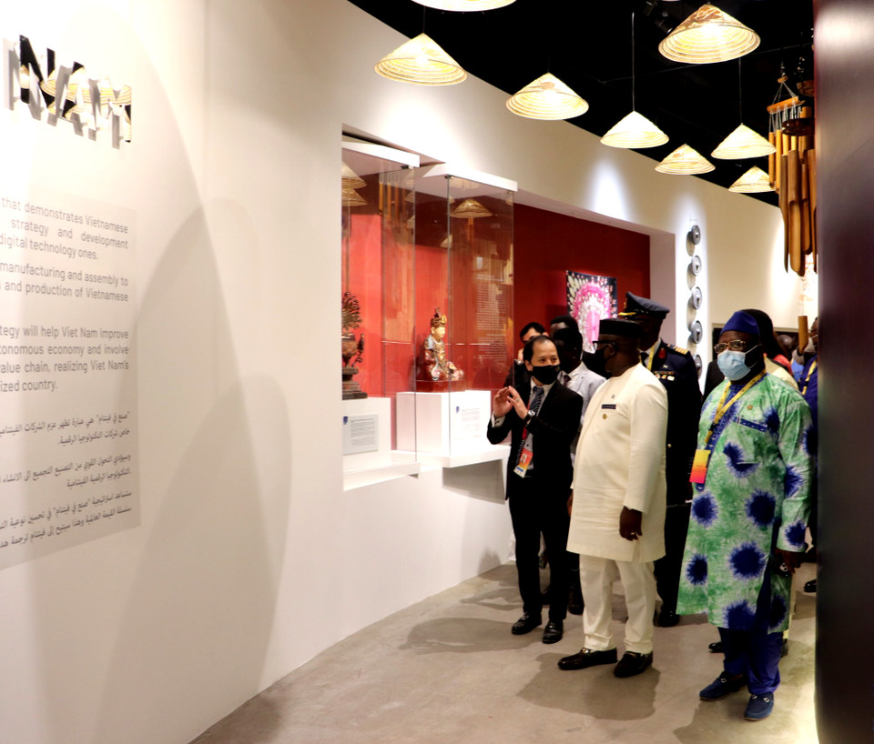 Tổng thống Sierra Leone tham quan khu trưng bày hai bức tượng được phục chế nhờ công nghệ 3D.