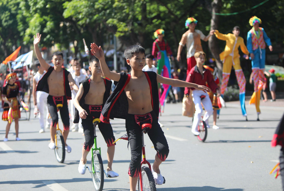 Các nghệ sĩ xiếc diễu hành và biểu diễn trên phố đi bộ hồ Hoàn Kiếm. (Ảnh: Thanh Tùng/TTXVN)