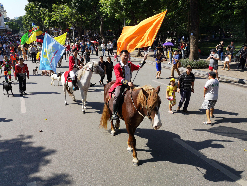 Các nghệ sĩ xiếc diễu hành và biểu diễn đã mang tới cho nhân dân Thủ đô và du khách món quà tinh thần đầy ý nghĩa vào dịp nghỉ cuối tuần. (Ảnh: Thanh Tùng/TTXVN)