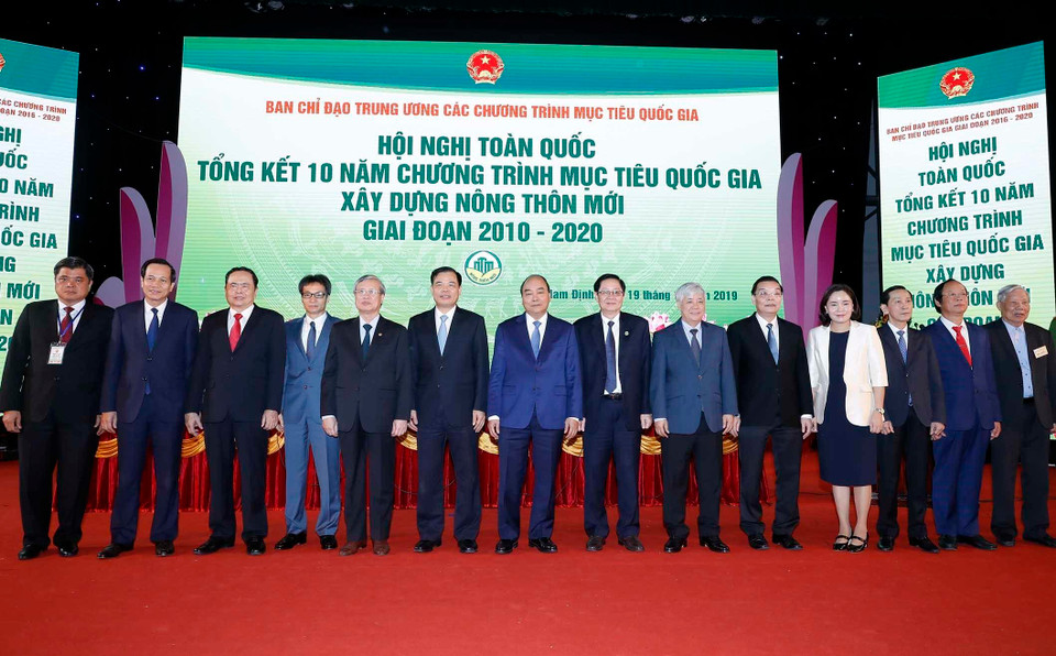 Thủ tướng Nguyễn Xuân Phúc và các đồng chí lãnh đạo Đảng, Nhà nước chụp ảnh chung. (Ảnh: Thống Nhất/TTXVN)