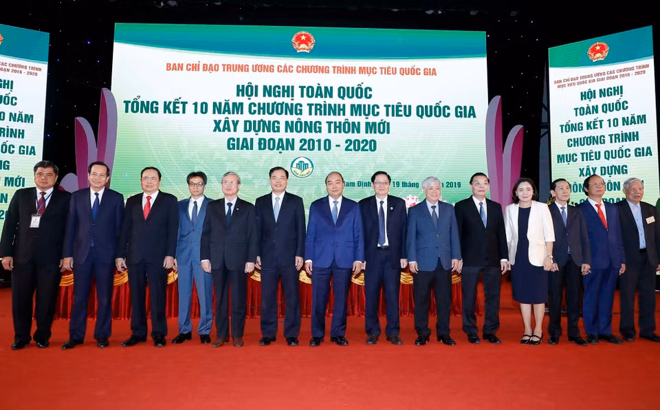 Thủ tướng Nguyễn Xuân Phúc và các đồng chí lãnh đạo Đảng, Nhà nước chụp ảnh chung. (Ảnh: Thống Nhất/TTXVN)