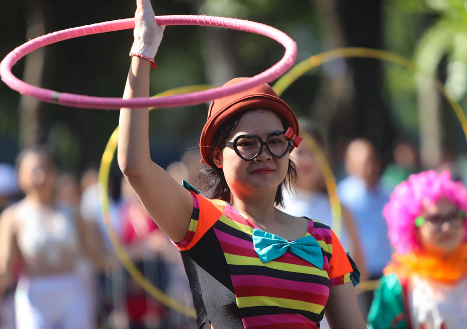 Nghệ sĩ xiếc biểu diễn trên phố đi bộ hồ Hoàn Kiếm. (Ảnh: Thanh Tùng/TTXVN)