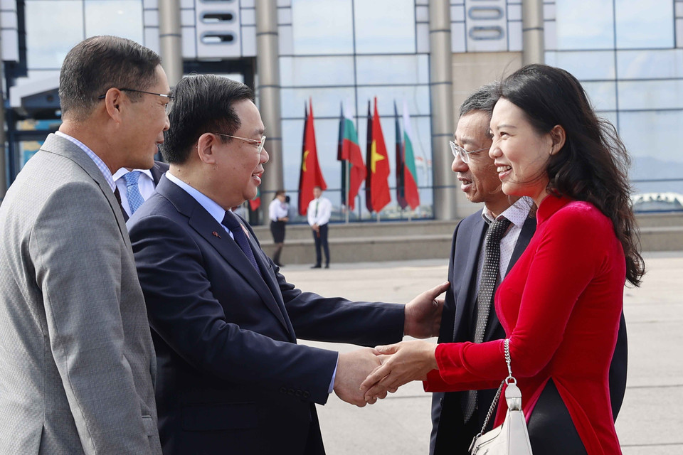 Tiếp tục chuyến thăm chính thức Cộng hòa Bulgaria, sáng 26/9/2023 (giờ địa phương), Chủ tịch Quốc hội Vương Đình Huệ lên chuyên cơ rời Thủ đô Sofia đi thành phố Burgas. (Ảnh: Doãn Tấn/TTXVN)