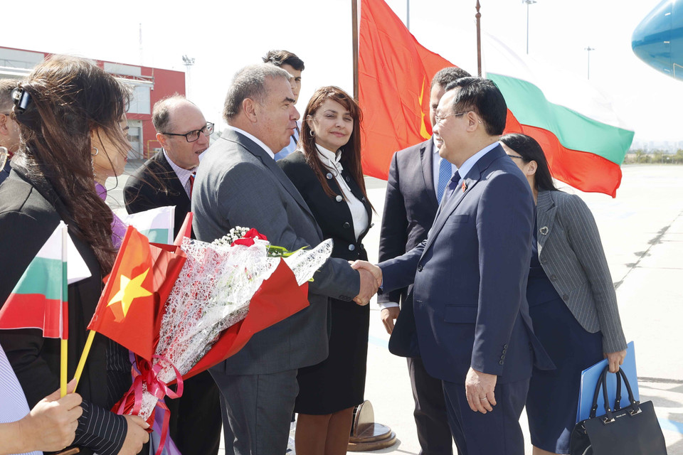 Đại diện lãnh đạo Thành phố Burgas và Kiều bào đón Chủ tịch Quốc hội Vương Đình Huệ tại sân bay Thành phố Burgas. (Ảnh: Doãn Tấn/TTXVN)
